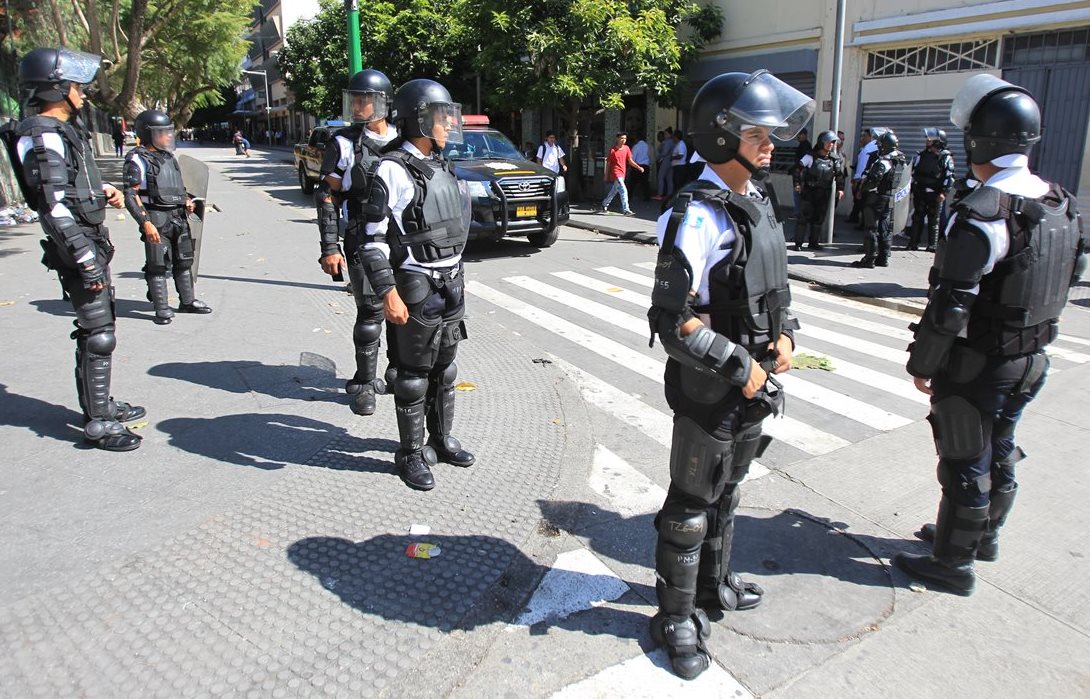 Agentes de la Policia Municipal (PM), en prevención de alteraciones del orden en el Paseo de la Sexta. (Foto Prensa Libre: Hemeroteca PL)