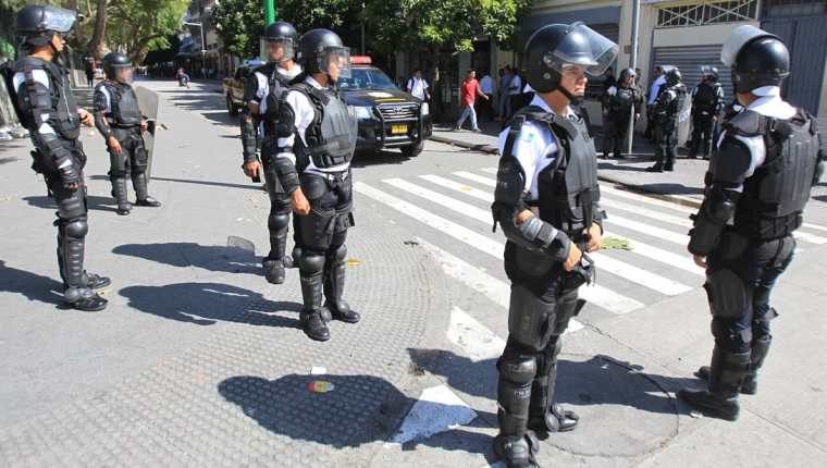 Agentes de la Policia Municipal (PM), en prevención de alteraciones del orden en el Paseo de la Sexta. (Foto Prensa Libre: Hemeroteca PL)