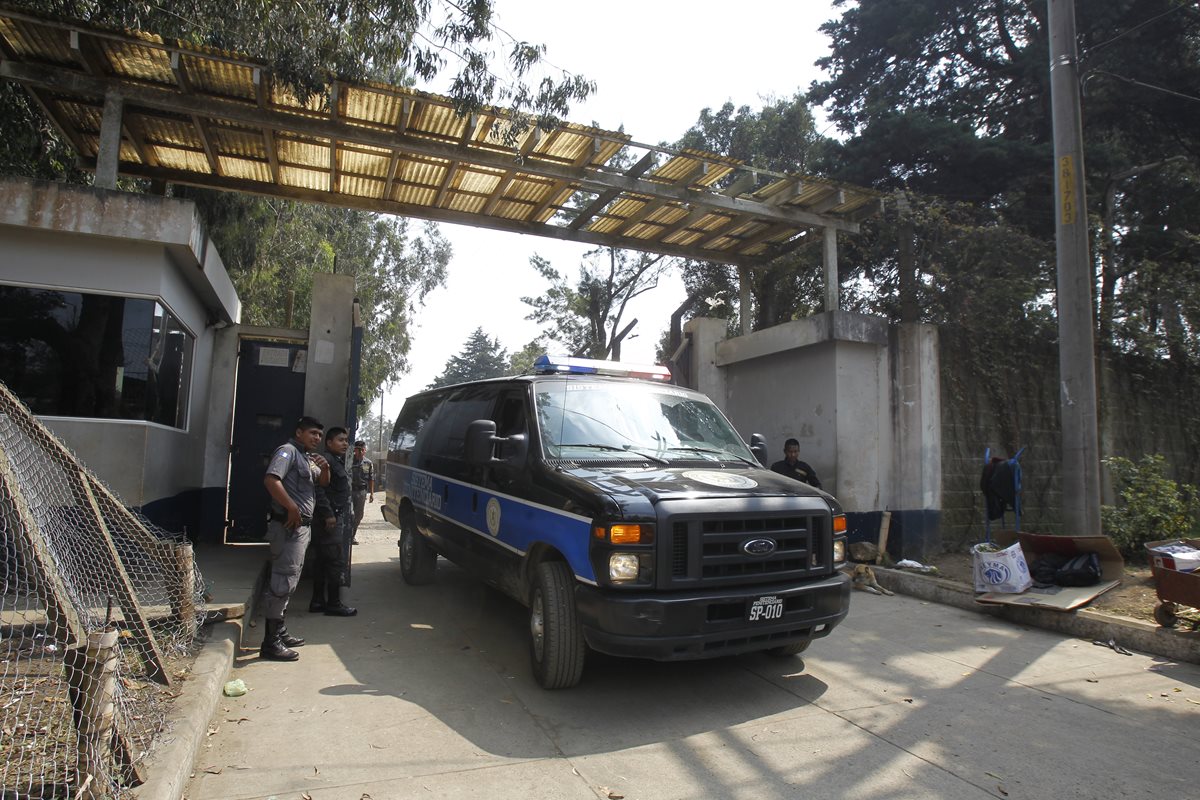 Autoridades confirmaron la muerte y presumen que fue apuñalado en una riña entre reclusos. (Foto Prensa Libre: Hemeroteca PL)