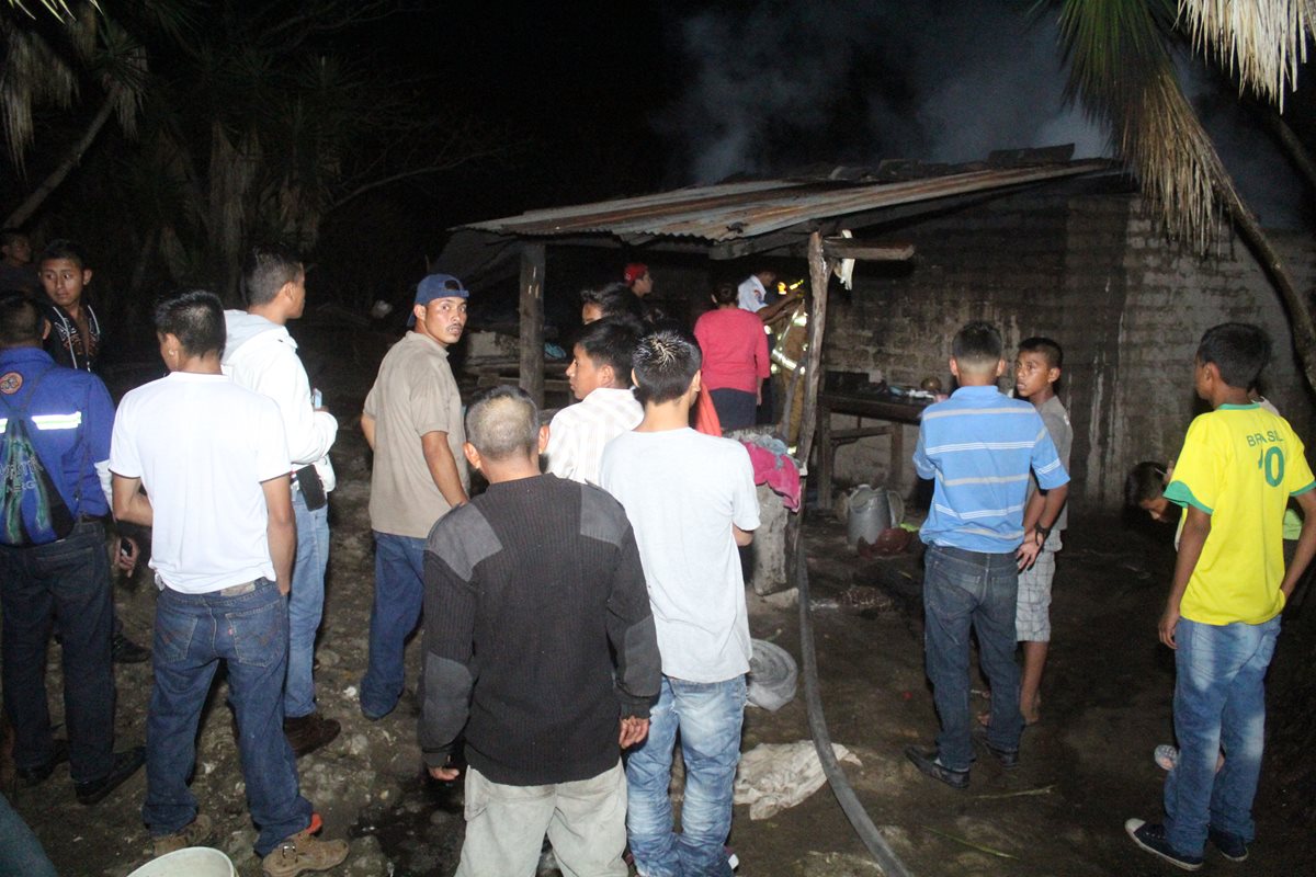 Curiosos reunidos frente a la vivienda incendiada en la cabecera de Jalapa. (Foto Prensa Libre: Hugo Oliva)