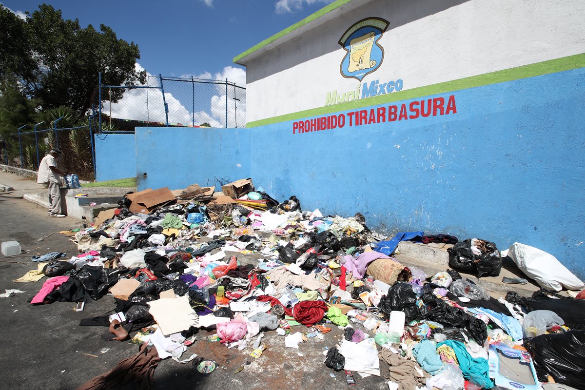 Muchas de las calles de la colonia Primero de Julio son utilizadas como botaderos de basura por algunos vecinos que se niegan a pagar por el servicio de extracción. (Foto Prensa Libre: Paulo Raquec).