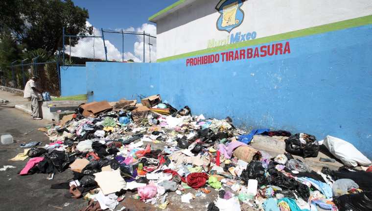 Muchas de las calles de la colonia Primero de Julio son utilizadas como botaderos de basura por algunos vecinos que se niegan a pagar por el servicio de extracción. (Foto Prensa Libre: Paulo Raquec).