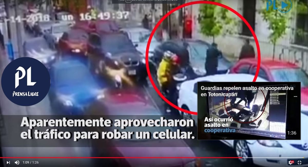 Los delincuentes fueron captados en la zona 2 de la capital, cuando aprovechan la lluvia y el tráfico para asaltar a un automovilista. (Foto Prensa Libre: Cortesía)