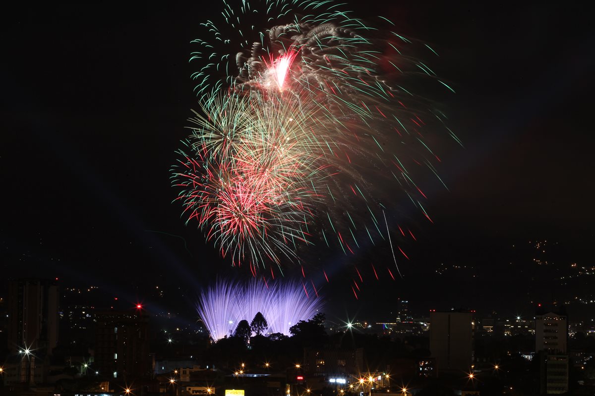 Al show de luces Campero asisten cada año unas 20 mil personas, quienes disfrutan por 30 minutos de explosiones de todos los tamaños y colores. (Foto Prensa Libre: Hemeroteca)