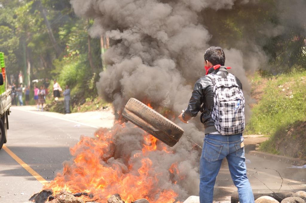 Estudiantes impiden paso de vehículos en el km 49 de la ruta a El Salvador, en Barberena. (Foto Prensa Libre: Oswaldo Cardona).
