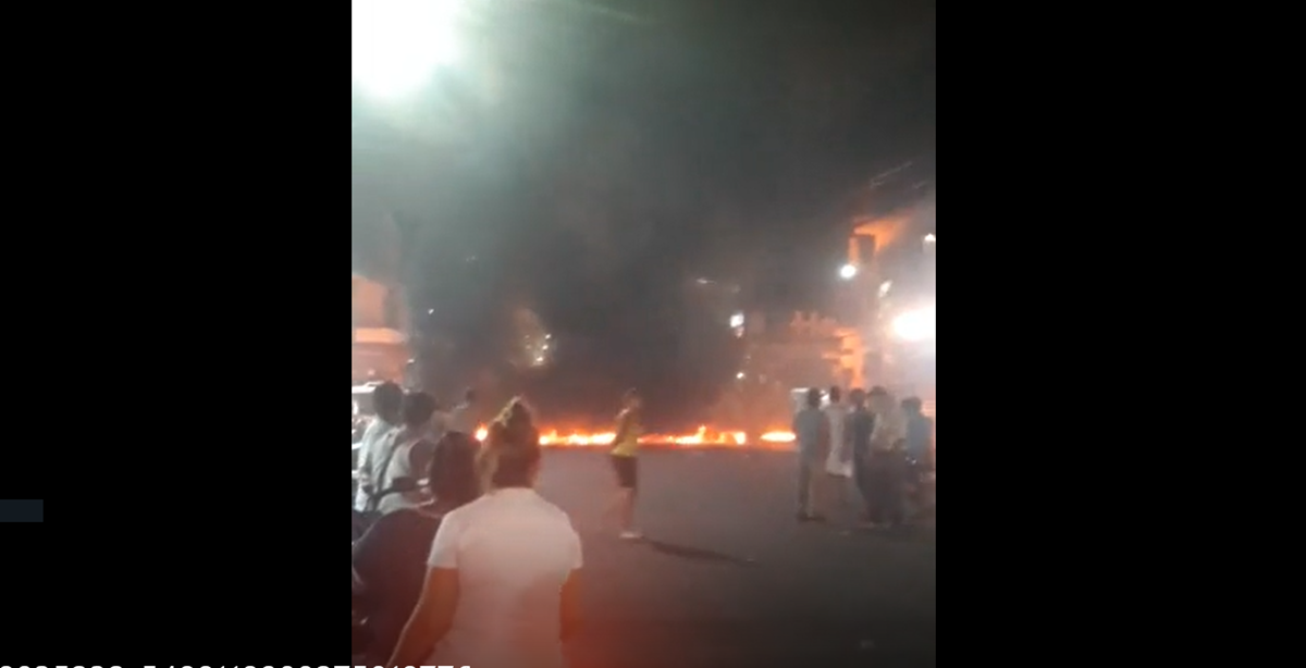 Vecinos de Tiquisate, Escuintla, queman llantas ante una molestia contra el edil Héctor Portillo. (Foto Prensa Libre: Cortesía)