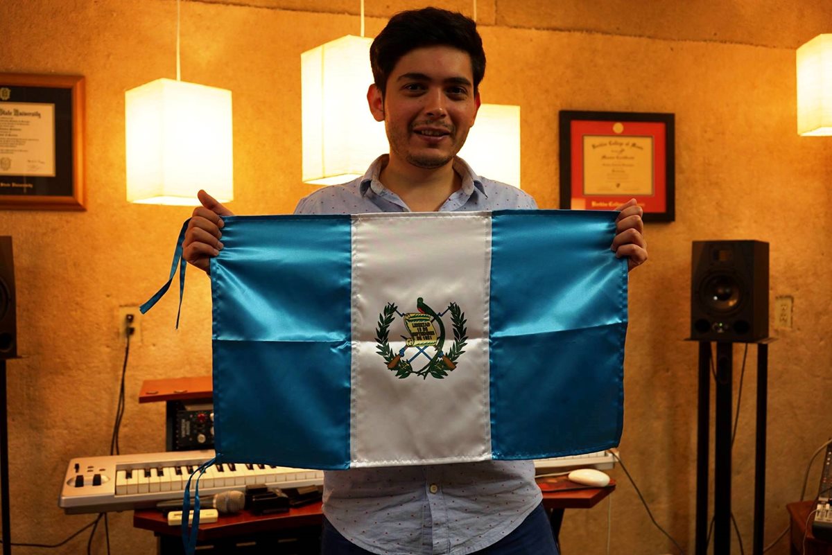 Carlos Samayoa es un cantautor guatemalteco que residen en Estados Unidos, su más reciente canción es Dame. (Foto Prensa Libre. Cortesía Carlos Samayoa)