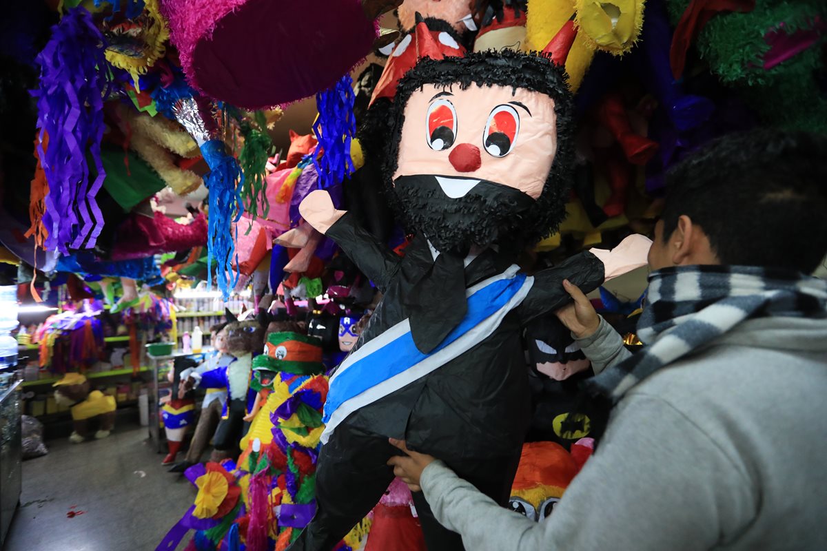 La piñata que más demandan los capitalinos para quemarla este jueves, es la del presidente Jimmy Morales. (Foto Prensa Libre: Estuardo Paredes) 