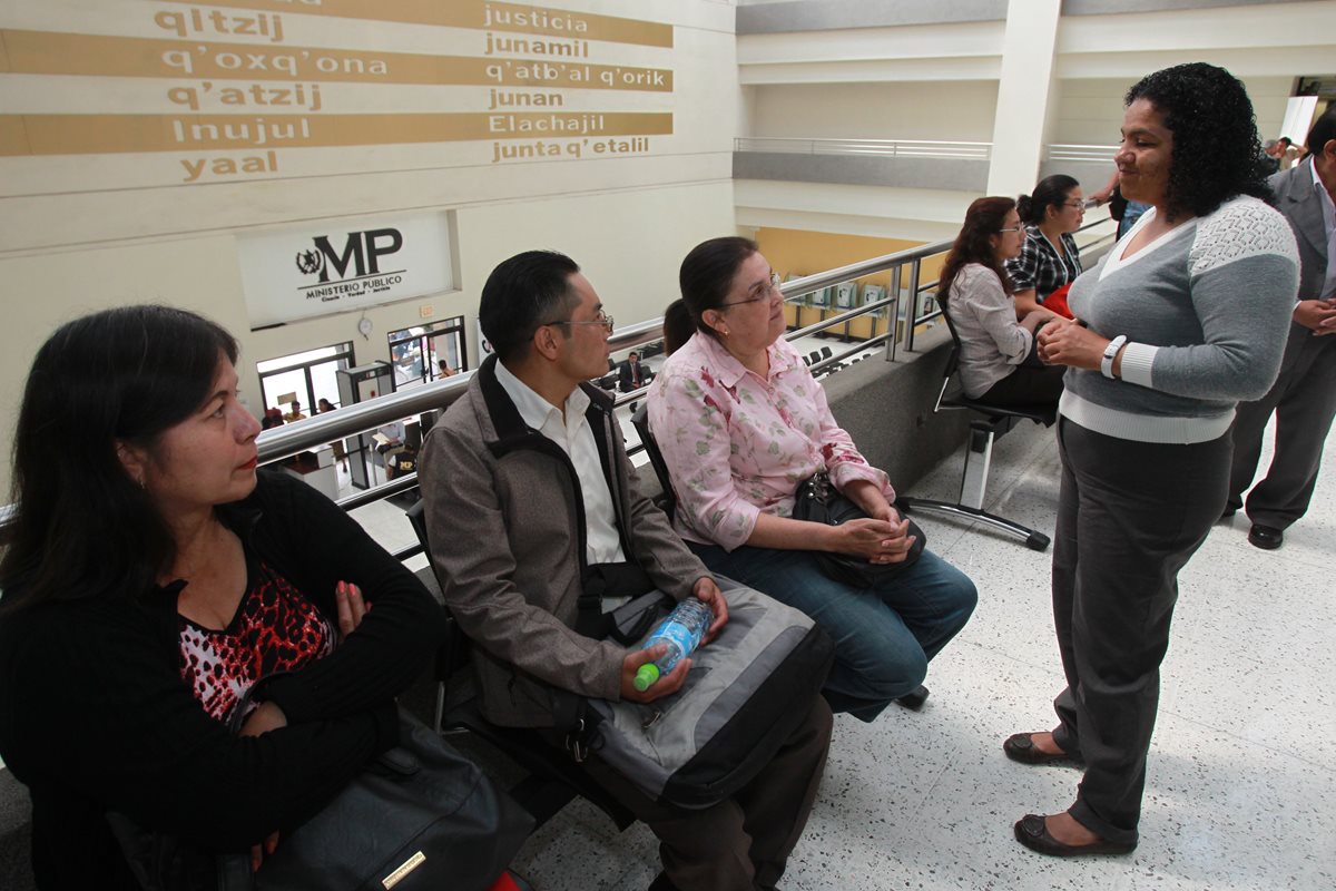 Maestros esperan su turno para declarar en el Ministerio Público. (Foto Prensa Libre: Estuardo Paredes)