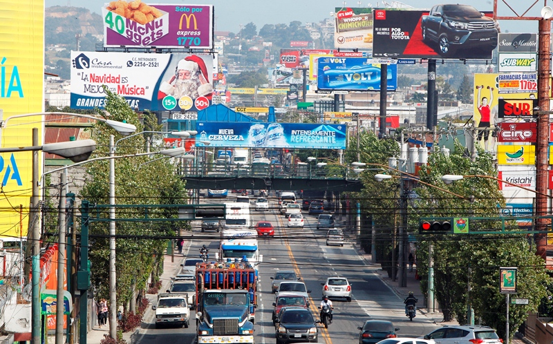 Los anuncios en pasarelas y puentes serán cobrados por Emetra, según disposición del Concejo Municipal. (Fotos Prensa Libre: Érick Ávila)