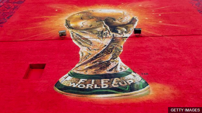 El trofeo de la Copa del Mundo de fútbol será entregado en la final del 15 de julio. (Foto Prensa Libre: BBC Mundo)