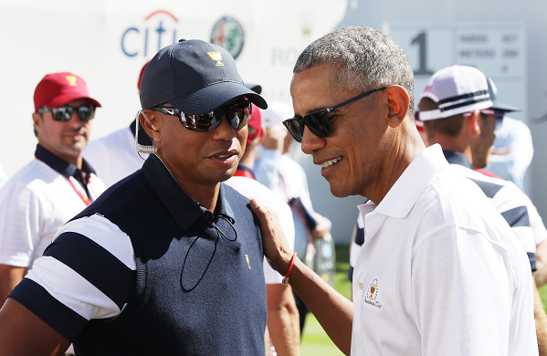 Tiger Woods conversa con el expresidente de EE. UU. Barack Obama, en Nueva Jersey. (Foto Prensa Libre: AFP)
