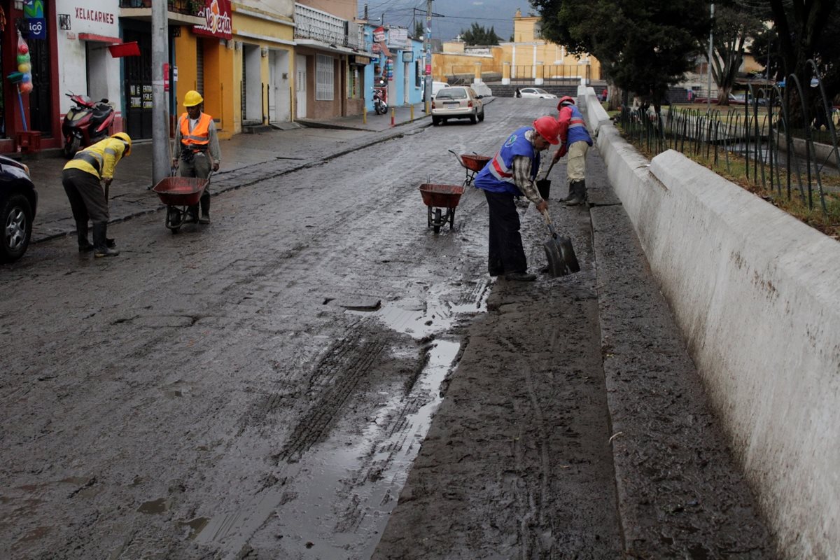 Trabajadores de la comuna limpian las calles de EL Calvario, zona 1 de Xela, luego de que estas se inundaran. (Foto Prensa Libre:María José Longo)