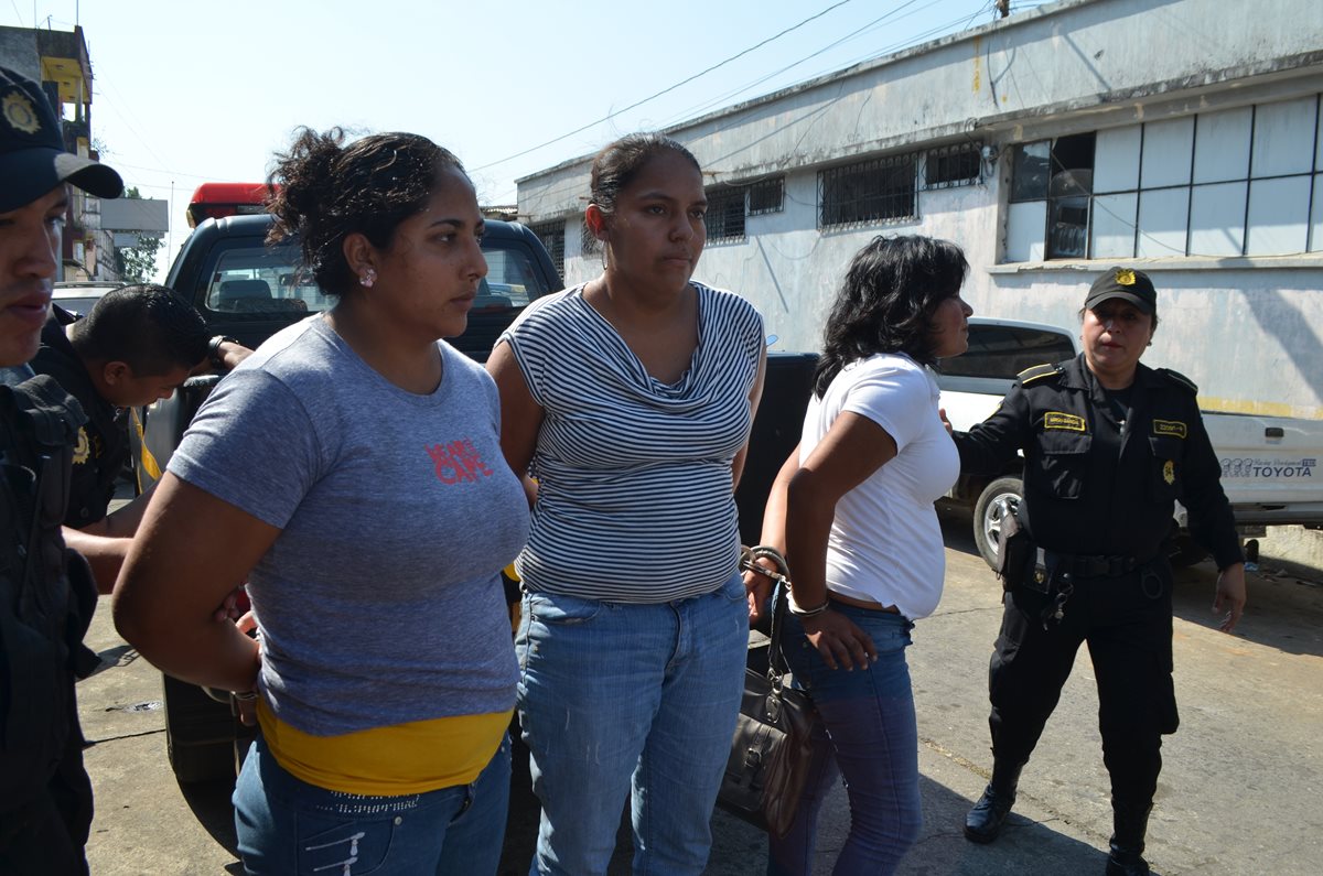 Mujeres aprehendidas son trasladadas a juzgados de Retalhuleu. (Foto Prensa Libre: Jorge Tizol)