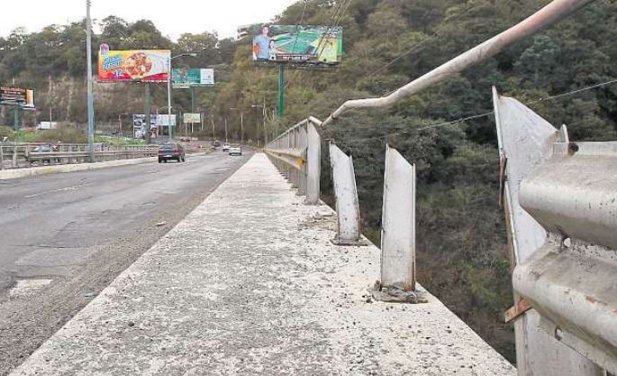 El puente une la zona 8 de Mixco con la zona 11 de la capital. (Foto Prensa Libre: Hemeroteca PL)