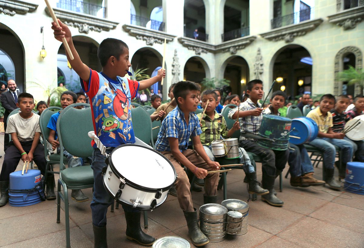 Niños de Sejol, San Pedro Carchá, Alta Verapaz, reciben instrumentos musicales donados por el presidente Jimmy Morales, en el Palacio Nacional de la Cultura. (Foto Prensa Libre: AGN)