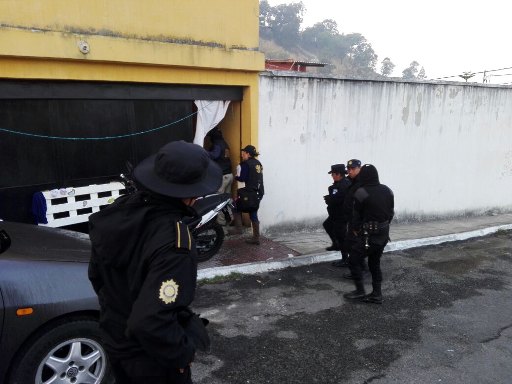 Agentes de la PNC rodean viviendas allanadas durante operativos contra extorsionistas. (Foto Prensa Libre: PNC)