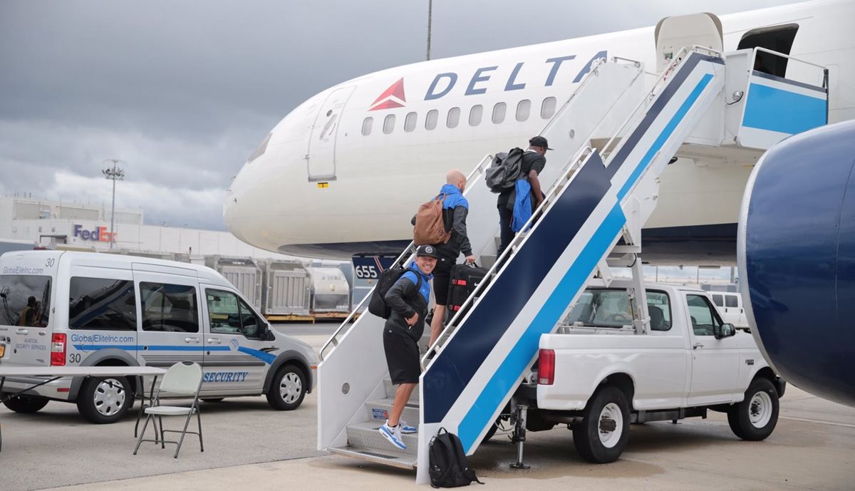 Los jugadores de la selección de Estados Unidos abordan el avión que los trasladó a Honduras. (Foto Prensa Libre: cortesía US Soccer)