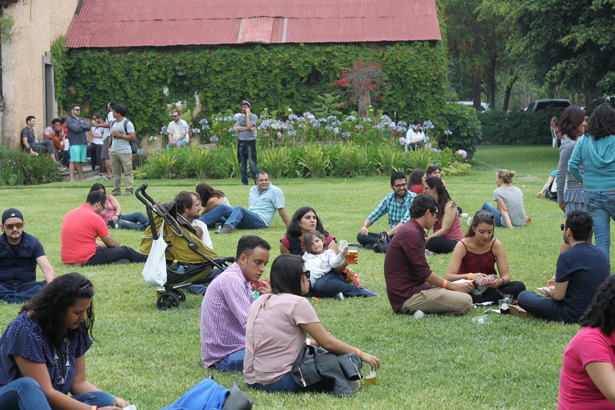 Decenas de personas han participado del Festival de Cerveza Artesanal, en Antigua Guatemala. (Foto Prensa Libre: Cortesía)