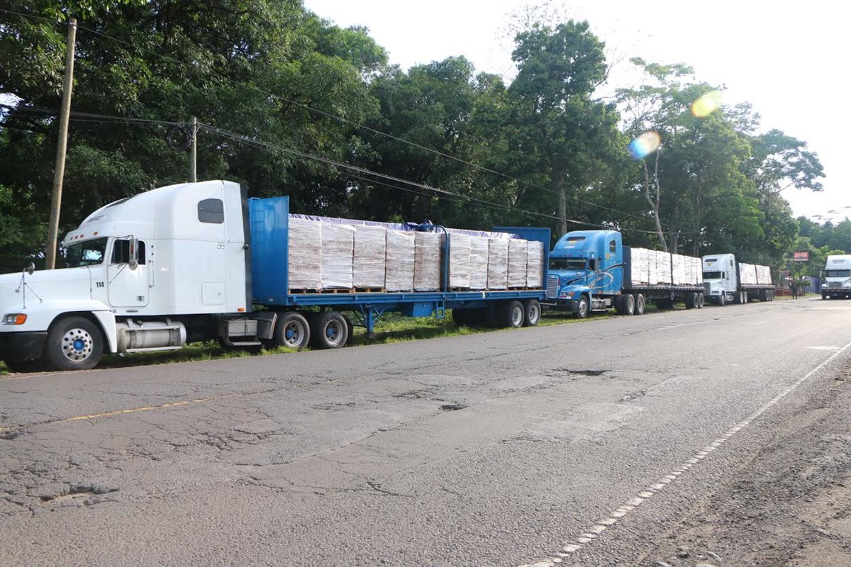Agentes de la PNC durante la inspección de los camiones que transportaban la cerveza. (Foto Prensa Libre: Rolando Miranda)