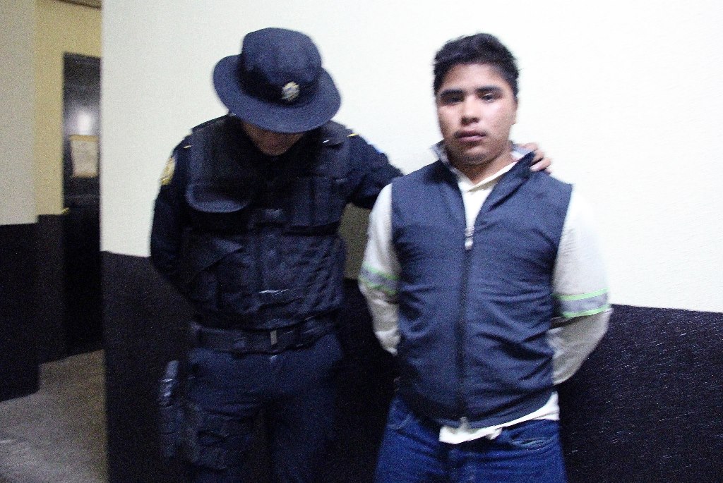 Adán José Carreto Vásquez, de 18 años, es acusado de violar a una menor, por lo que fue trasladado al juzgado de turno de Xela. (Foto Prensa Libre: Carlos Ventura)