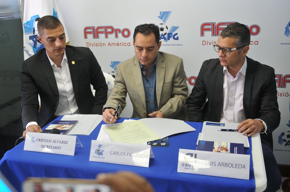 Cristian Álvarez, Carlos Figueroa y Luis Arboleda firman el convenio entre las instituciones. (Foto Prensa Libre: Gloria Cabrera)