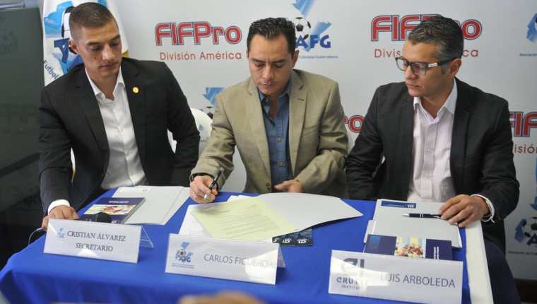 Cristian Álvarez, Carlos Figueroa y Luis Arboleda firman el convenio entre las instituciones. (Foto Prensa Libre: Gloria Cabrera)
