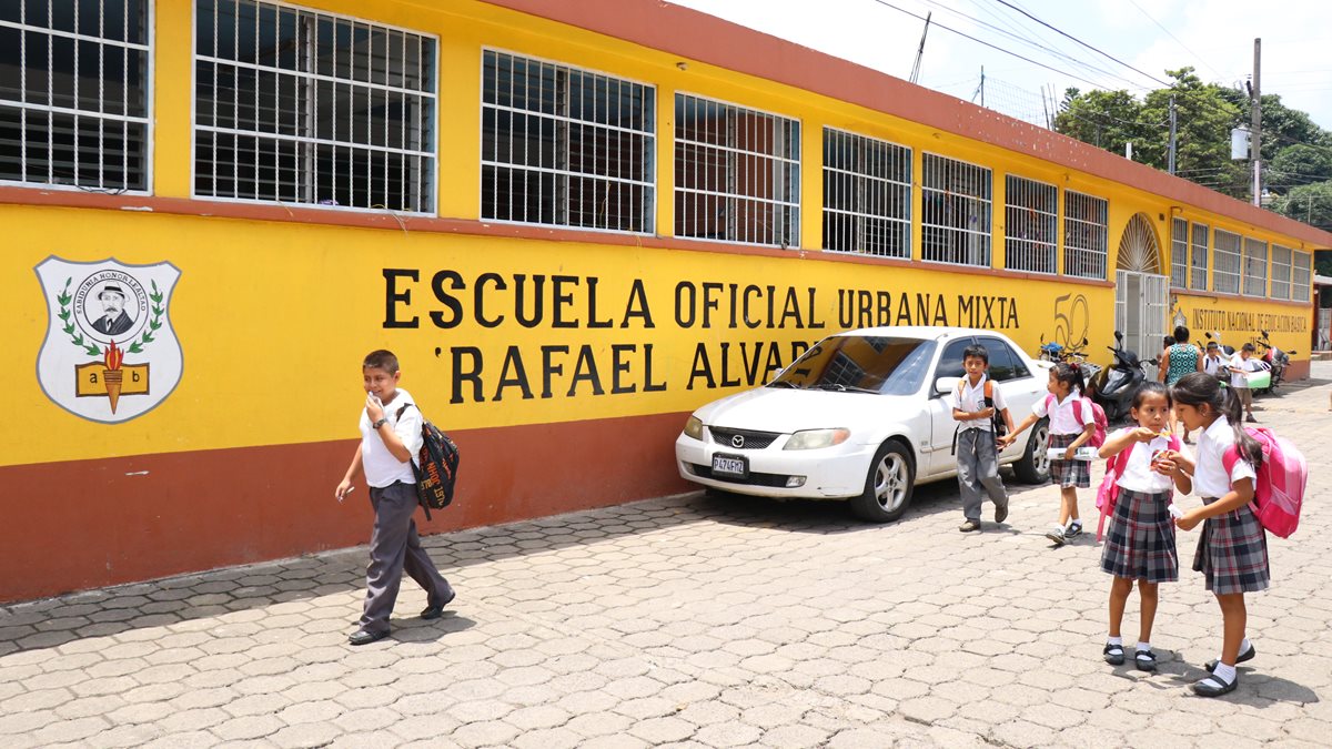 Debido a los daños por la lluvia, en el Ineb de San Gabriel, Suchitepéquez, se suspendieron las clases por una semana. (Foto Prensa Libre: Cristian Soto)