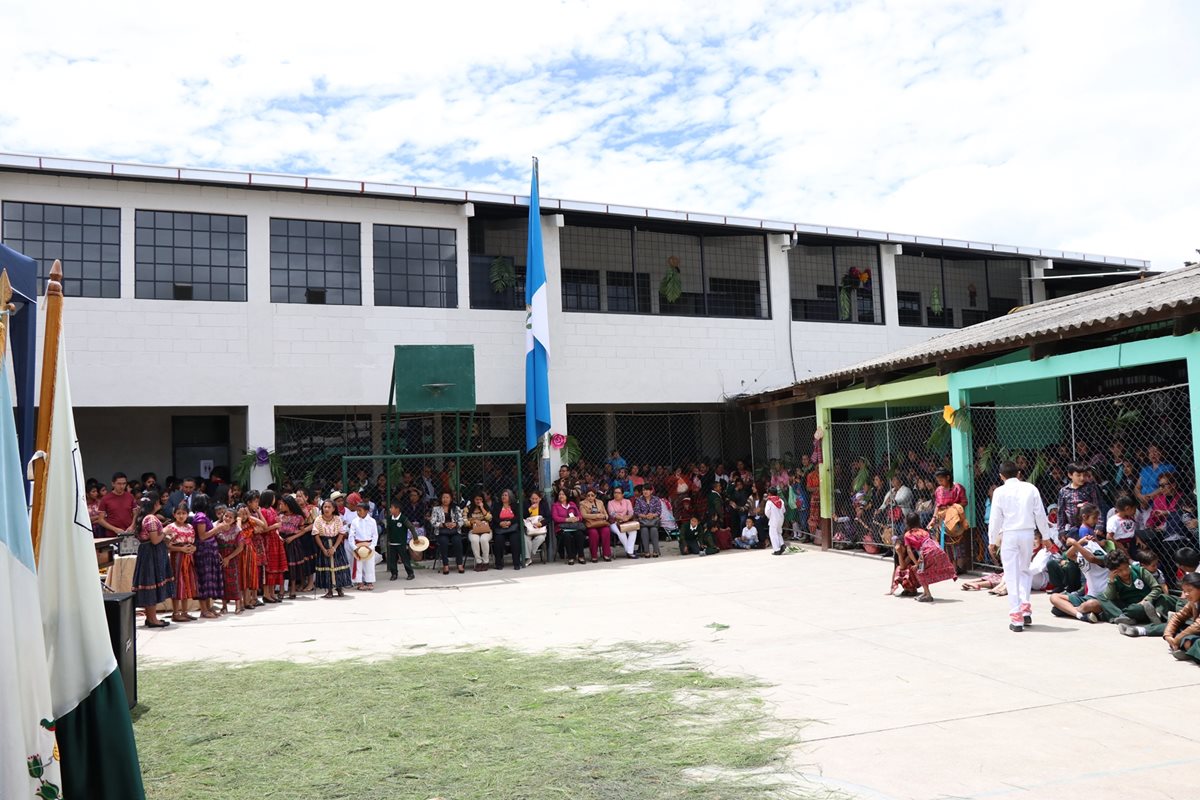 La inauguración de las aulas se dio en un acto presenciado por alumnos, padres de familia y líderes de la comunidad. (Foto Prensa Libre: María José Longo)
