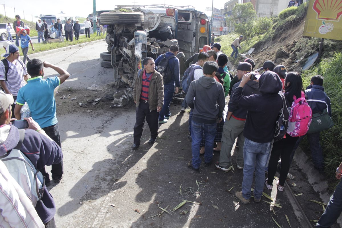 El accidente se registró en el kilómetro 189 de la autopista Los Altos. (Foto Prensa Libre: María José Longo)