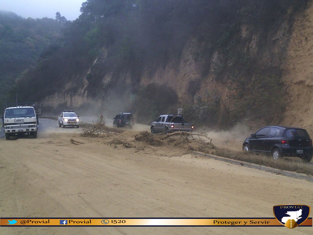 Autoridades coordinan paso de vehículos en ruta Interamericana. (Foto Prensa Libre: Provial)