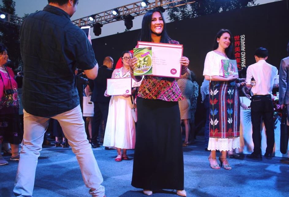 María José representó a Guatemala con una vestimenta elaborada por la guatemalteca Elizabeth Magzul. (Foto Prensa Libre: María José Carpio)