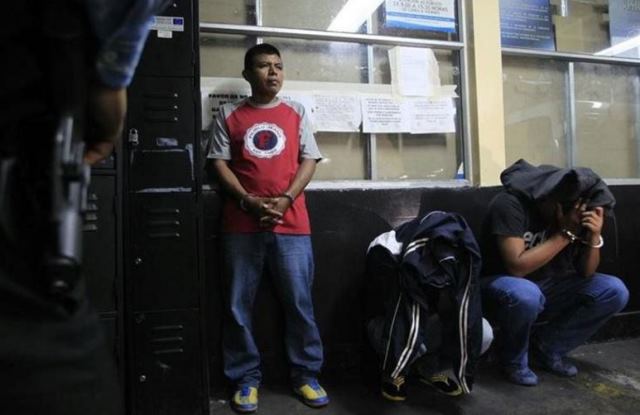 Los expolicías fueron aprehendidos el 12 de agosto de 2015 en la subestación de la zona 18. (Foto Prensa Libre: Hemeroteca PL)