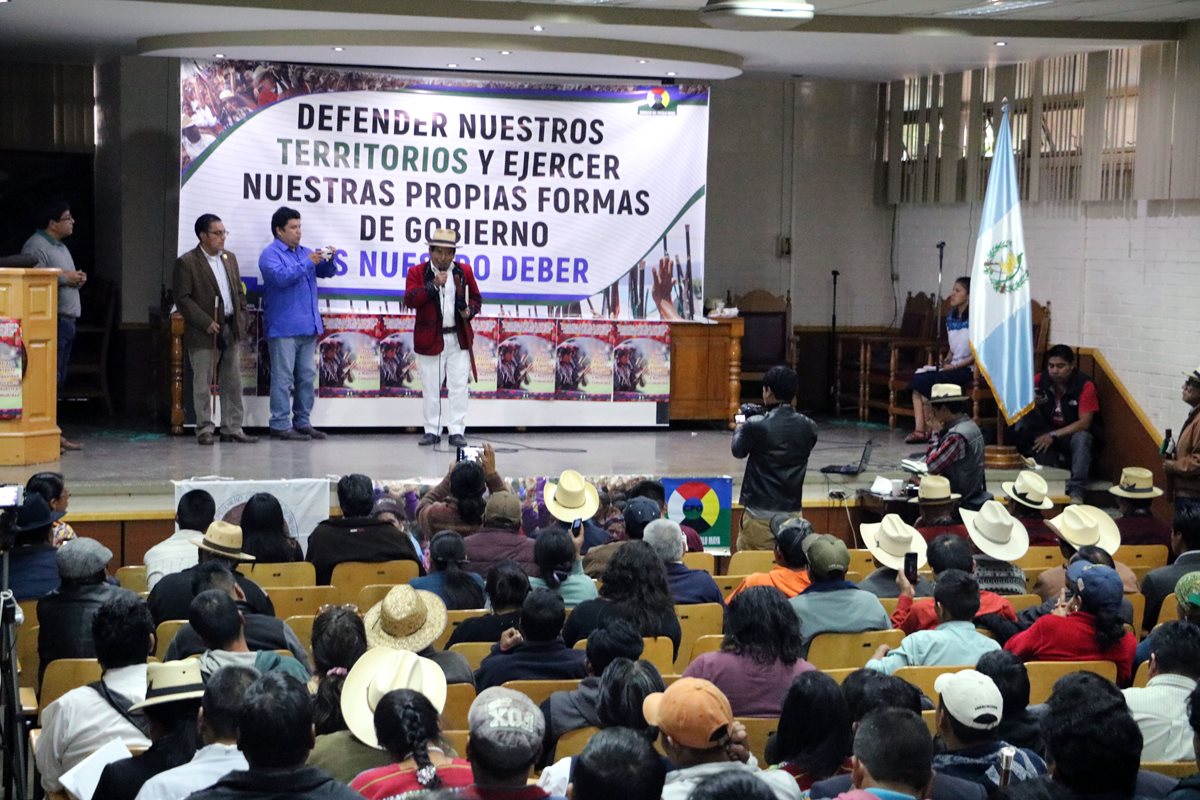 Líderes indígenas de siete departamentos se reunieron en el Cunoc para rechazar la reglamentación de las consultas comunitarias.(Foto Prensa Libre: Carlos Ventura)