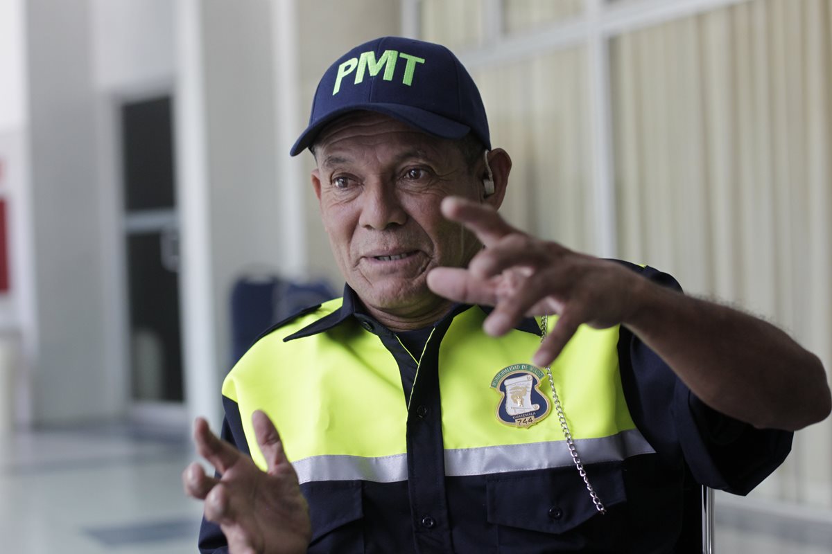 Más de 20 años después de buscar una oportunidad de empleo César Gálvez logró ser PMT de Mixco. (Foto Prensa Libre: Edwin Bercián)