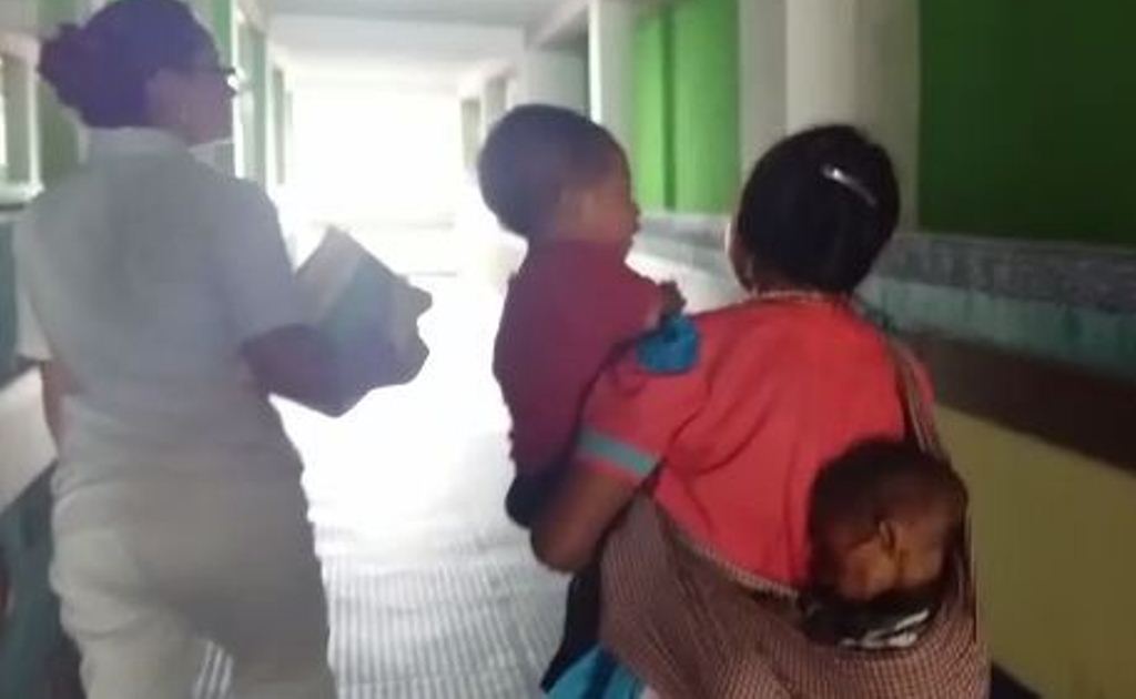 Blanca Santiago, lleva a en la espalda a su hijo Alberto Arias, quien padece desnutrición. (Foto Prensa Libre: Hugo Oliva).