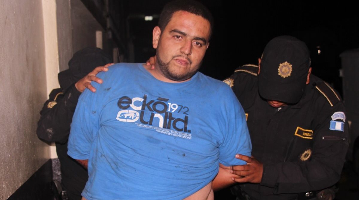 José Manuel Fonseca Juárez es trasladado por agentes de la PNC a un juzgado en Escuintla. (Foto Prensa Libre: PNC)