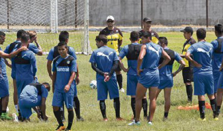 Los jugadores de Comunicaciones se preparan para enfrentar el domingo a Mictlán. (Foto Prensa Libre: Norvin Mendoza)
