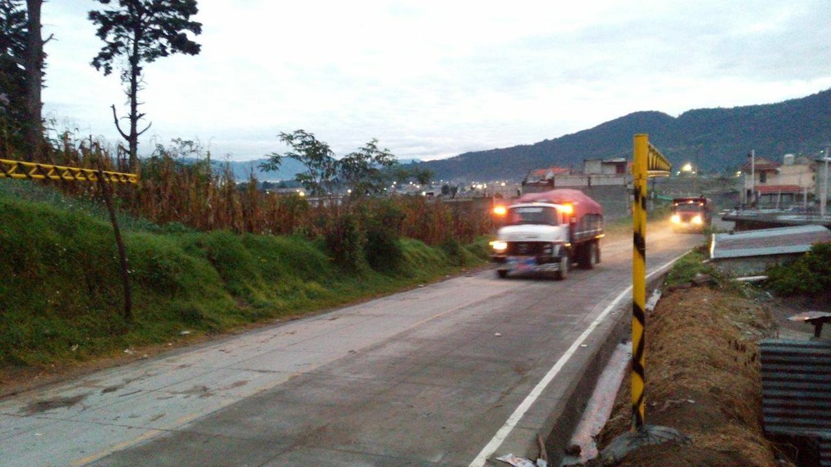 Un camión se dirige hacia el vertedero municipal de Xela, ubicado en el Valle del Palajunoj. (Foto Prensa Libre: elQuetzalteco)