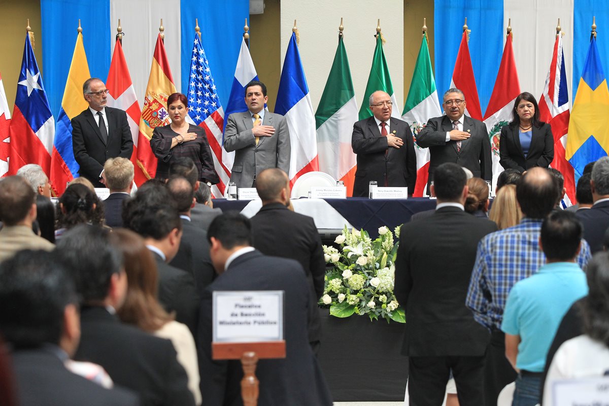 Iván Velásquez, director de Cicig, y representantes de los organismos de Estado, a excepción del presidente Jimmy Morales, participan en la presentación del informe de la comisión. (Foto: Esbin García)