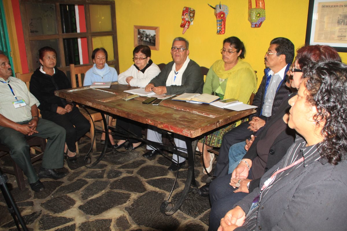 Integrantes del comité Pro-IGSS hablan sobre la construcción del edificio propio. (Foto Prensa Libre: Ángel Julajuj)