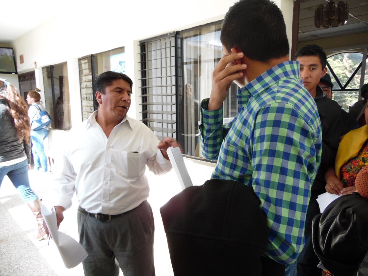 Nuevas autoridades notifican a trabajadores de la Municipalidad de Tecpán Guatemala, Chimaltenango, que fueron despedidos. (Foto Prensa Libre: José Rosales)