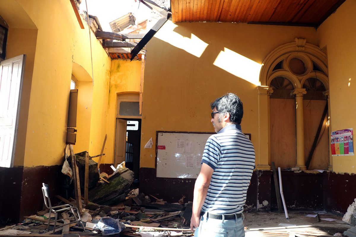 Los muros del establecimiento educativo tienen grietas más grandes, debido al terremoto del pasado jueves. (Foto Prensa Libre: Carlos Ventura)