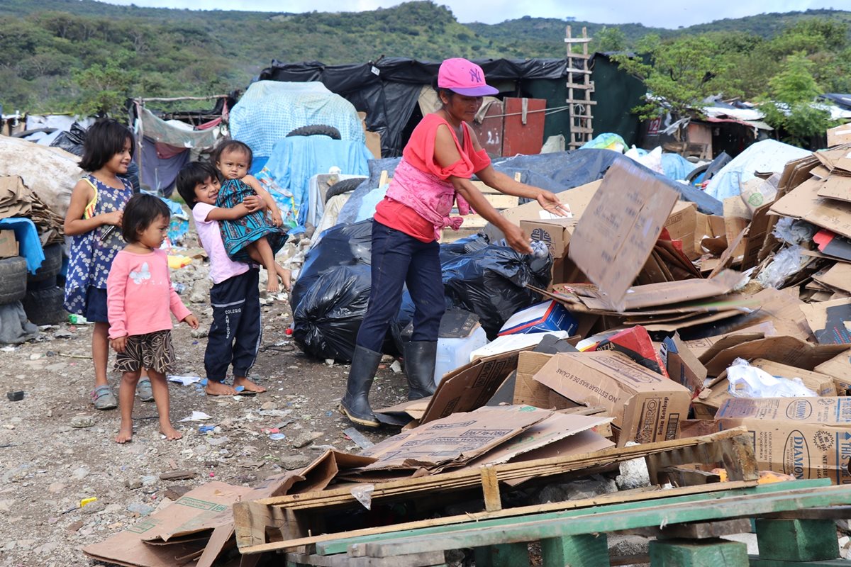 Doña Gloria Méndez comercializa productos reciclables desde hace seis años. (Foto Prensa Libre: Mario Morales)