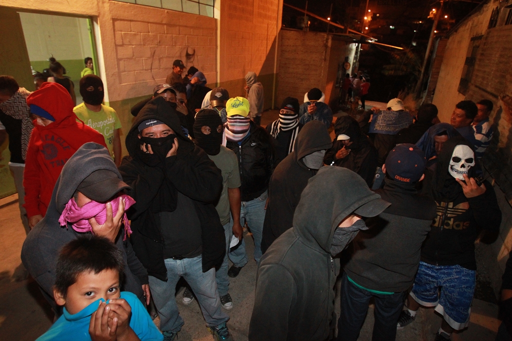 Vecinos de El Paraíso 2, zona 18, patrullan las calles con palos y gorros pasamontañas, por amenaza de extorsionistas. (Foto Prensa Libre: Estuardo Paredes)