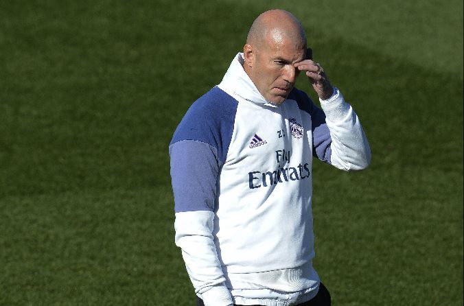 Zinedine Zidane durante el último entrenamiento del equipo antes de visitar este miércoles al Valencia. (Foto Prensa Libre: EFE)