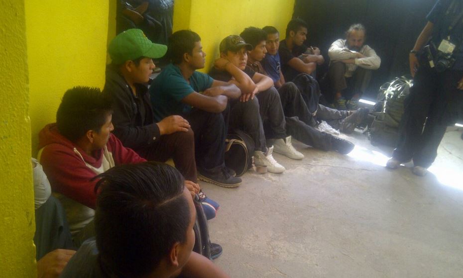 Agentes del MP dan asistencia a los migrantes liberados. (Foto Prensa Libre: PNC)
