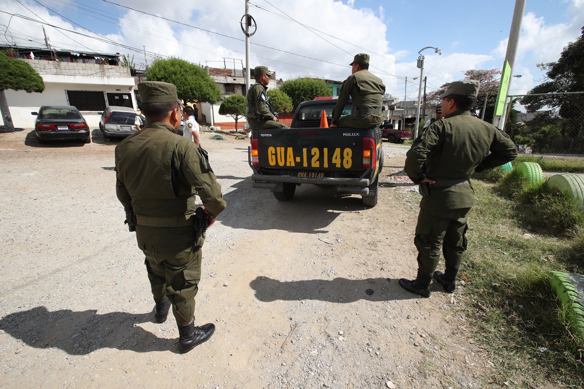 En la colonia Paraíso 2, zona 18 de la capital, un grupo de soldados y agentes de la Policía Nacional Civil efectuaron ayer el último recorrido de patrullaje conjunto. (Foto Prensa Libre: Paulo Raquec)