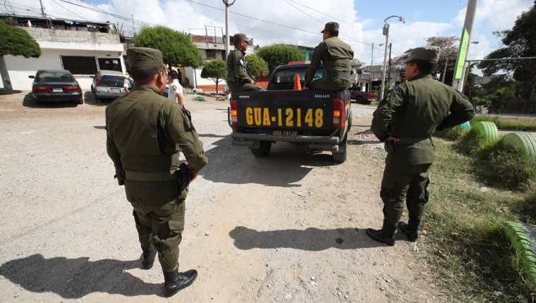 En la colonia Paraíso 2, zona 18 de la capital, un grupo de soldados y agentes de la Policía Nacional Civil efectuaron ayer el último recorrido de patrullaje conjunto. (Foto Prensa Libre: Paulo Raquec)
