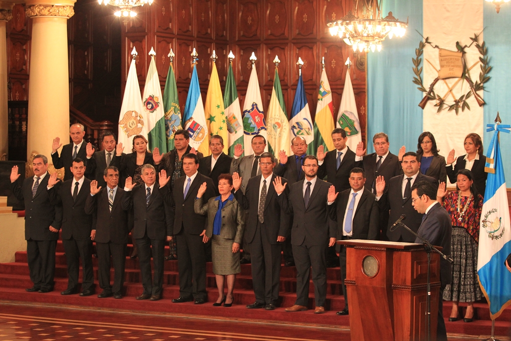 El presidente Jimmy Morales juramentó a 22 gobernadores el año pasado, pero no todos fueron propuestos por la sociedad civil de los Consejos de Desarrollo. (Foto Prensa Libre: Hemeroteca PL)